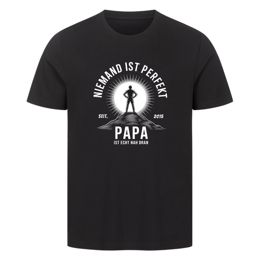 Personalisierbar - Niemand ist perfekt Papa - Unisex Premium T-Shirt